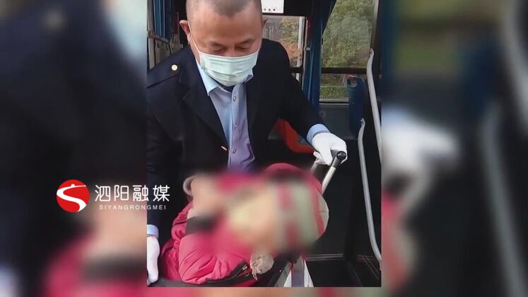 　　老人要抱孩子，又要拿兒童車，體力上吃不消，楊軍和其他九位同事每次遇到這對祖孫倆都會搭把手。他們說，只要上了車就是我們的乘客，作為公交車司機，我們就要對他們盡責。時間長了，彼此熟悉了，司機們還專門讓乘客給祖孫倆預留“專座”。  　　泗陽交通產業(yè)集團城市公交分公司107路公交車司機 楊軍：有時候我們把后門打開的時候，我們從駕駛室方位還沒下來的時候，就有乘客已經開始主動的幫忙去搭手了，幫祖孫倆上了車。